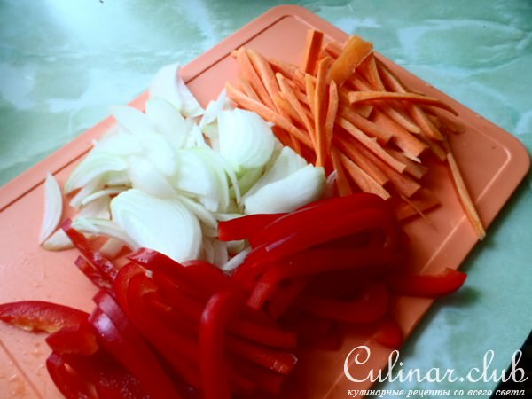 Теплый салат с отварным свиным языком и овощами.