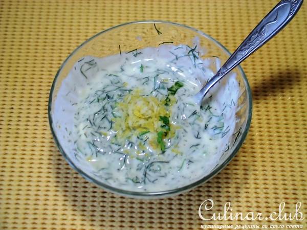 Летний салат из редиски с брынзой и лимонной цедрой.