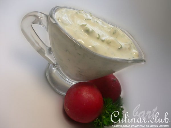 Летний салат с заправкой из брынзы.