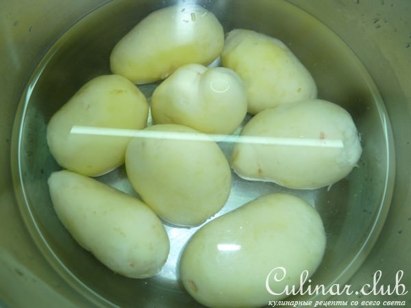 Теплый картофельный салат с зеленым соусом