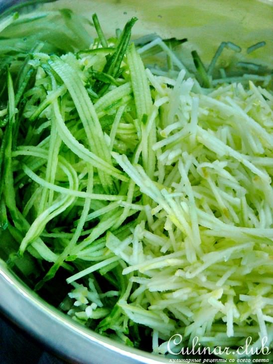 Салат из свежих огурцов, яблок и зелени с лимонно-медовой заправкой
