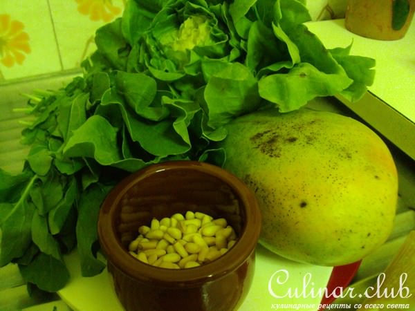 Салат с рукколой, манго и кедровыми орешками