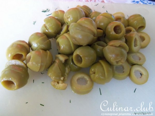Салат с оливками и огурцом