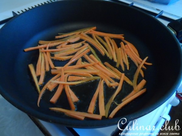 Теплый салат с отварным свиным языком и овощами.
