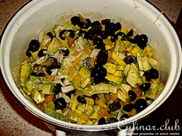 Салат с капустой и маслинами