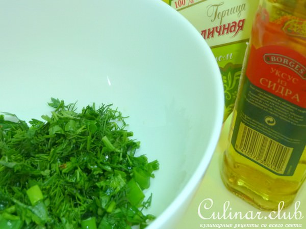 Теплый картофельный салат с зеленым соусом