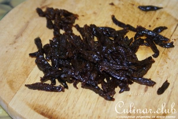 Овощной салат с черносливом и ореховым соусом