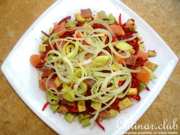 Полезный салат из сырой свеклы, форели и авокадо