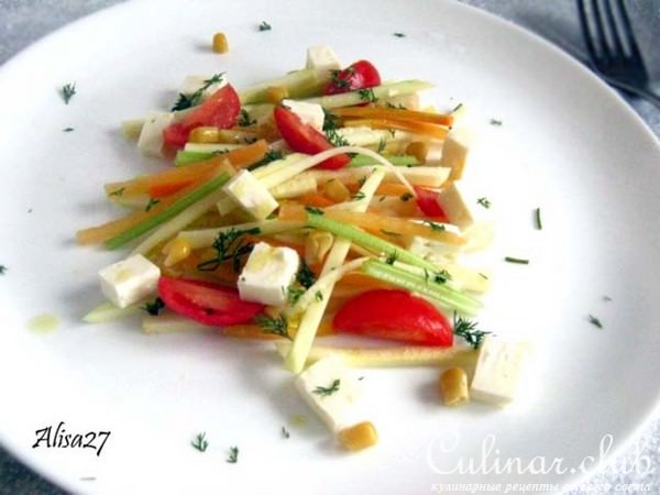 Салат из овощей с сыром фета и заправкой из оливкового масла