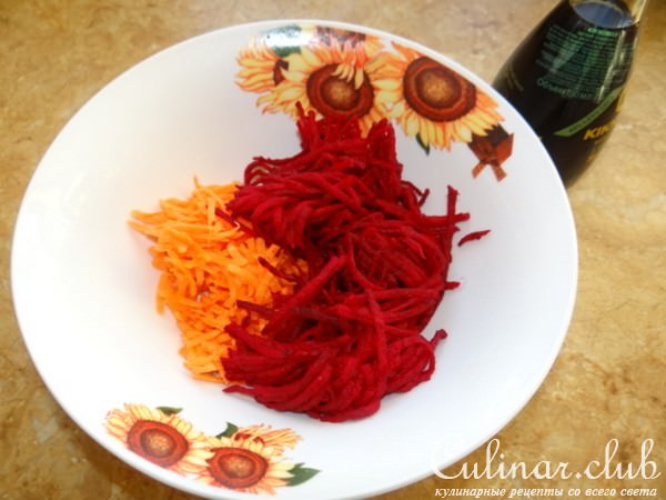 Полезный салат из сырой свеклы, форели и авокадо