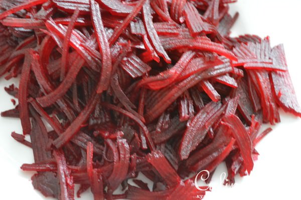Салат из свеклы с апельсиновой заправкой, соевым соусом и кедровыми орешками.