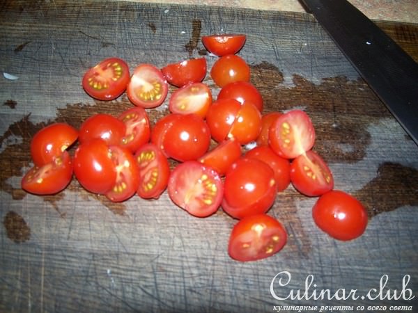 Салат с заправкой из пармезана.