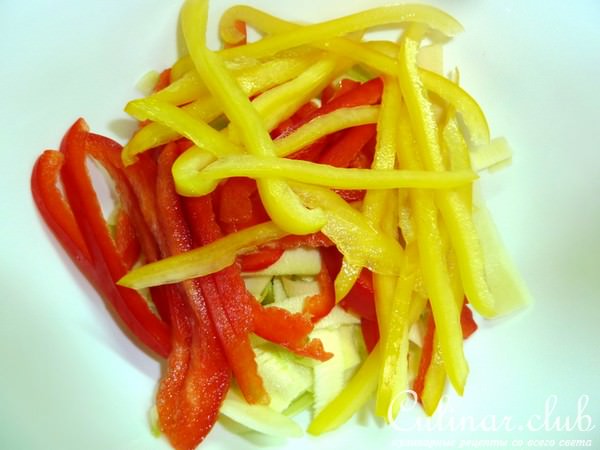 Салат с кабачками, болгарским перцем и кедровыми орешками