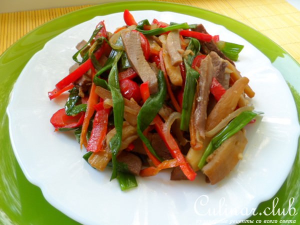 Теплый салат с отварным свиным языком и овощами.