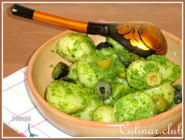 Теплый картофельный салат с зеленым соусом