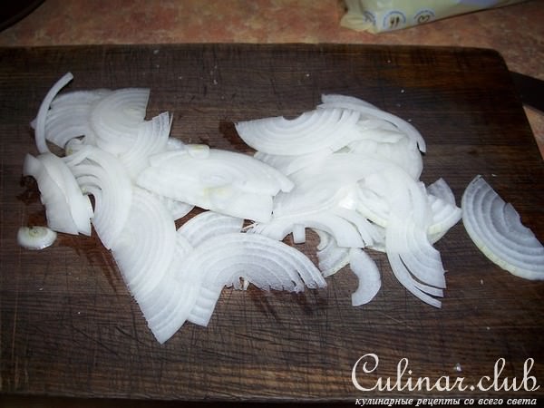 Салат с заправкой из пармезана.