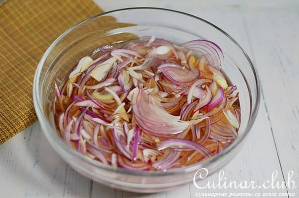 Салат из чечевицы с маринованным луком