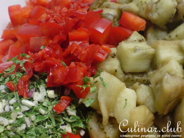 Салат из запечённого баклажана и красного перца