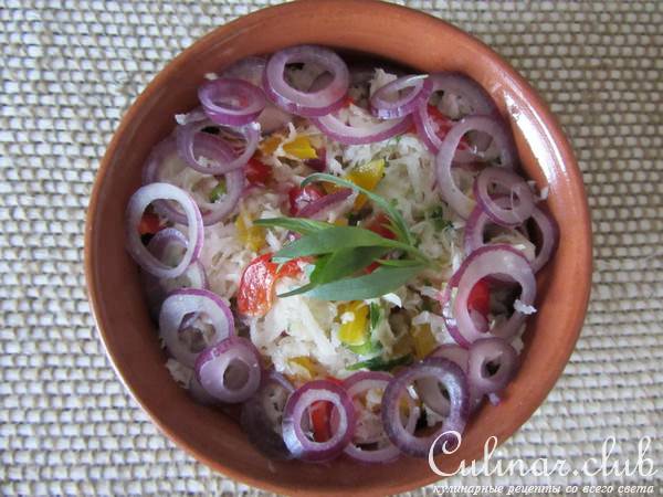 Салат из черной редьки с болгарским перцем.