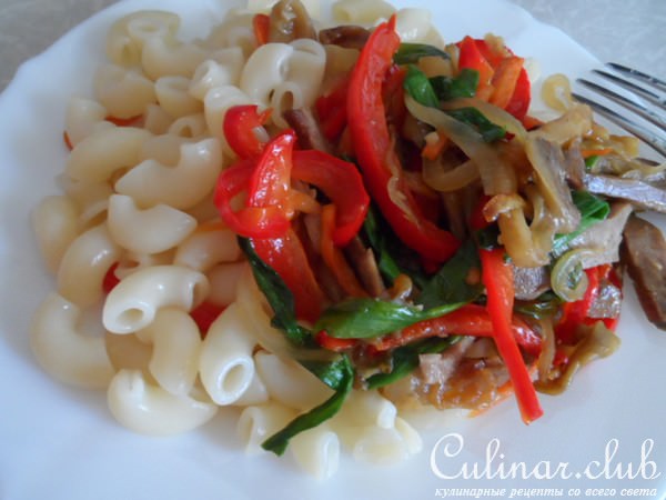 Теплый салат с отварным свиным языком и овощами.