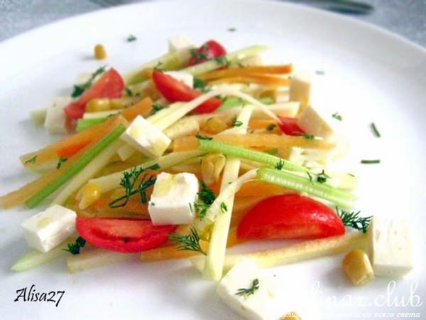 Салат из овощей с сыром фета и заправкой из оливкового масла