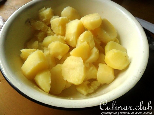 Пряный тёплый салат из молодого картофеля.