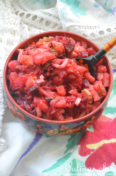 Салат из квашеной капусты и красной свеклы