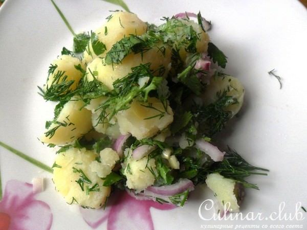 Пряный тёплый салат из молодого картофеля.