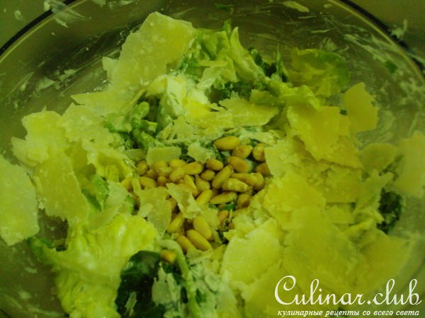 Салат с рукколой, манго и кедровыми орешками