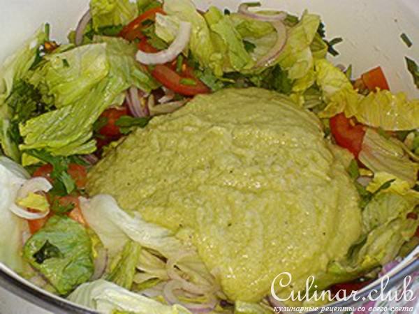 Салат с сырными гренками в соусе из авокадо