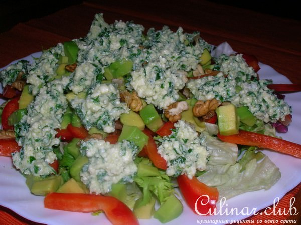 Сырный салат с авокадо, сладким перцем и грецкими орехами