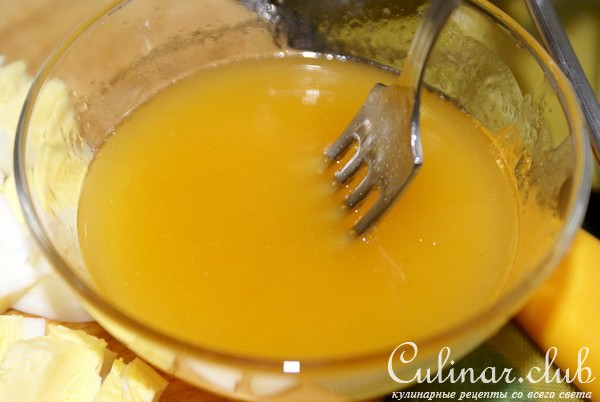 Салат с мягким сыром и кисло-сладкой заправкой
