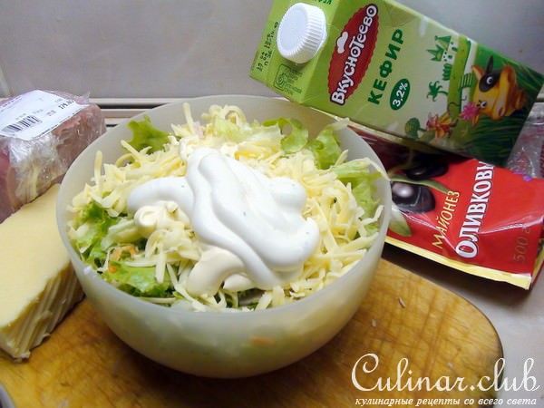 Салат овощной с сыром и ветчиной.