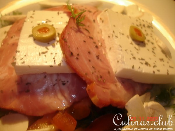 Фета с ветчиной и овощами