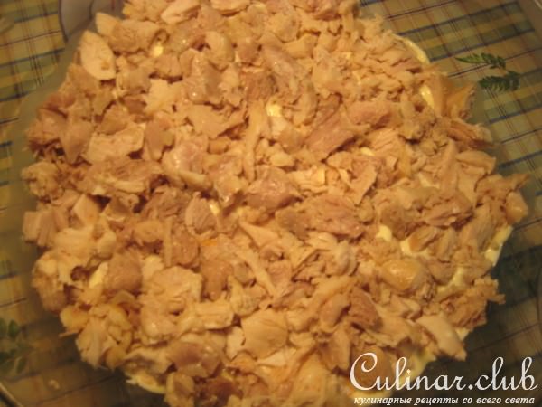 Салат из курицы и 3-х сортов сыра.