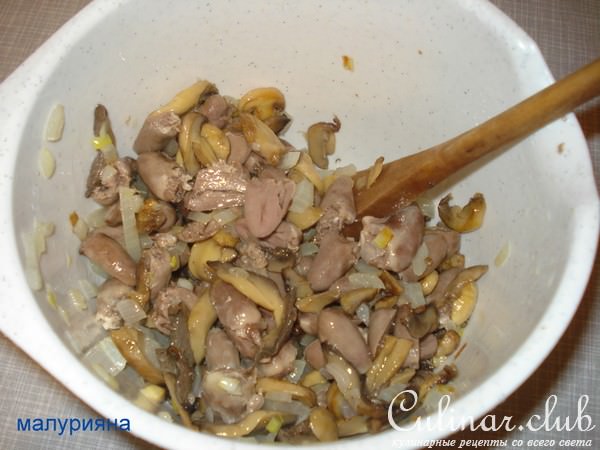 Салат из куриных сердечек со сметаной