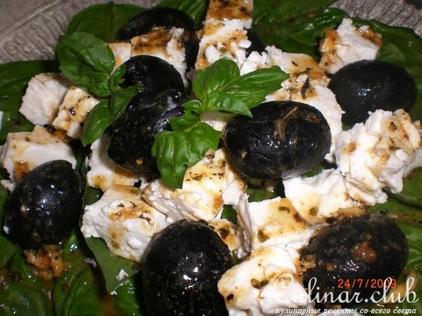 Салат из брынзы с греческим соусом