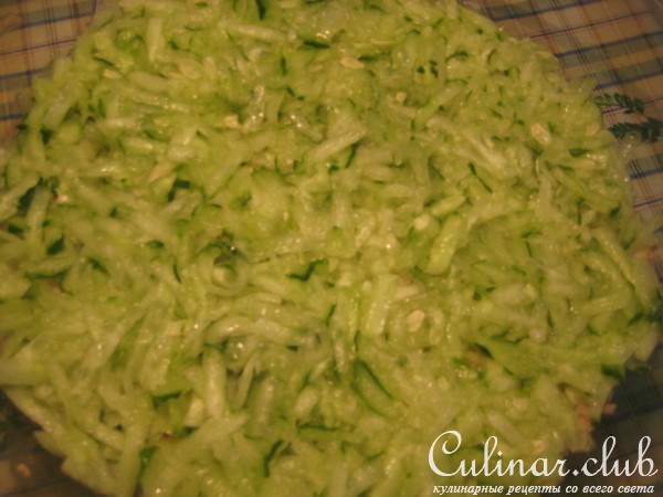 Салат из курицы и 3-х сортов сыра.