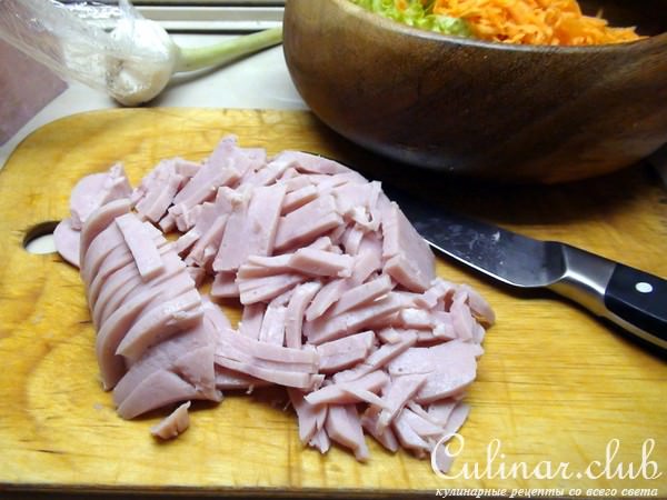 Салат овощной с сыром и ветчиной.