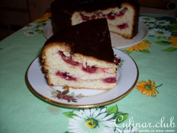 Пирог с бананами и вишнями