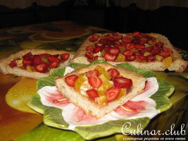 Пирог из быстрого теста с апельсином и клубникой