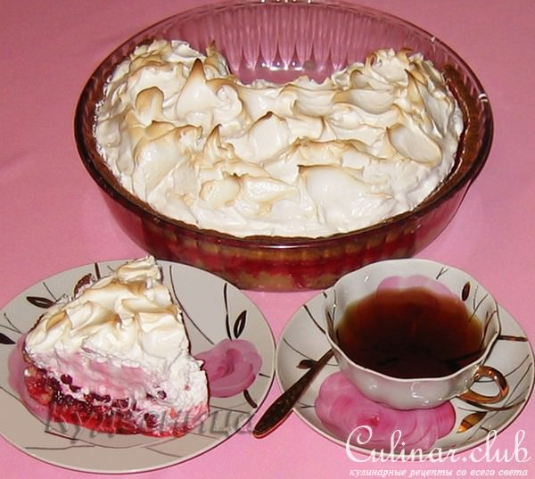 Пирог с брусникой и меренгой