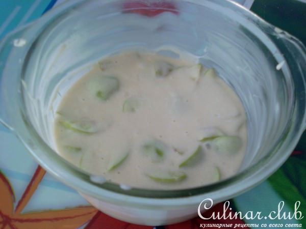 Простой пирог из зелёных яблок.