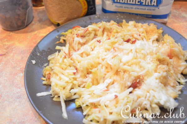 Яблочный пирог - перевертыш с орехами и изюмом