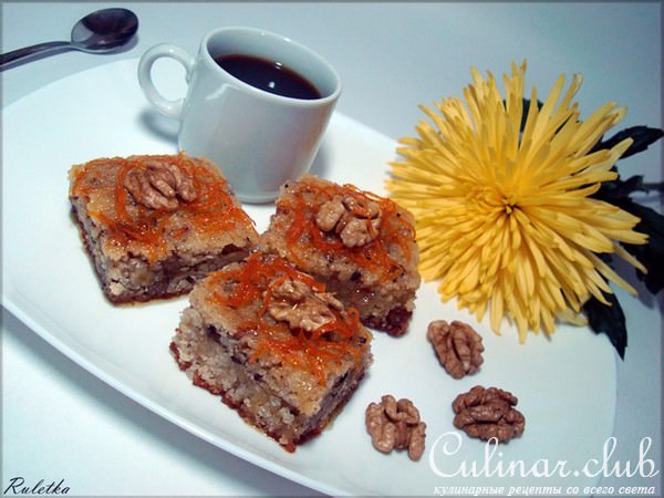 Манник с грецкими орехами и апельсиновым сиропом.