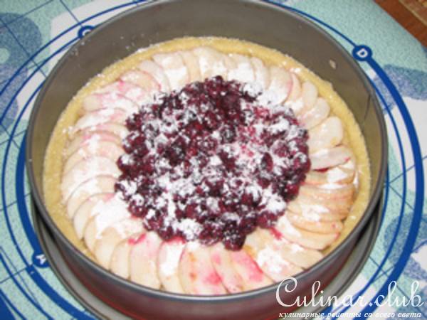 Песочный пирог с яблоками и чёрной смородиной