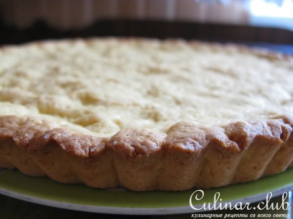 Песочный пирог с заварным кремом и ягодами