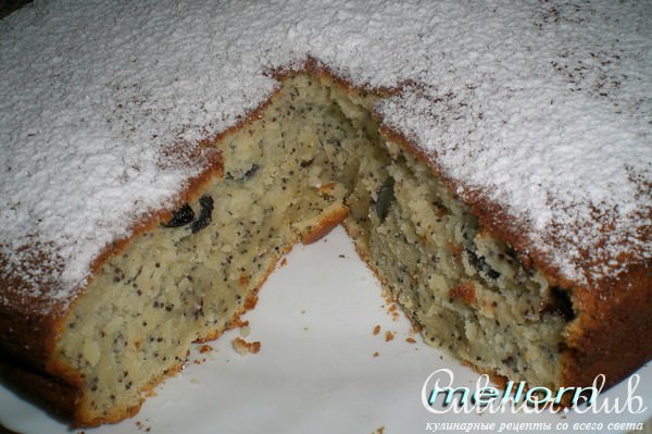 Сдобный пирог с изюмом и маком