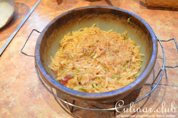 Яблочный пирог - перевертыш с орехами и изюмом