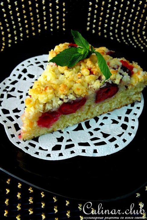 Вишневый пирог с кардамоном, корицей под кокосовой крошкой